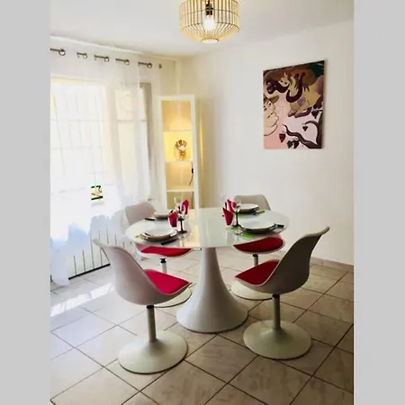 Appartement Dans Maison De Village Cotier Typique *